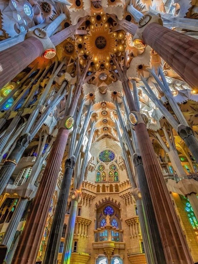 Wnętrze Sagrada Familia